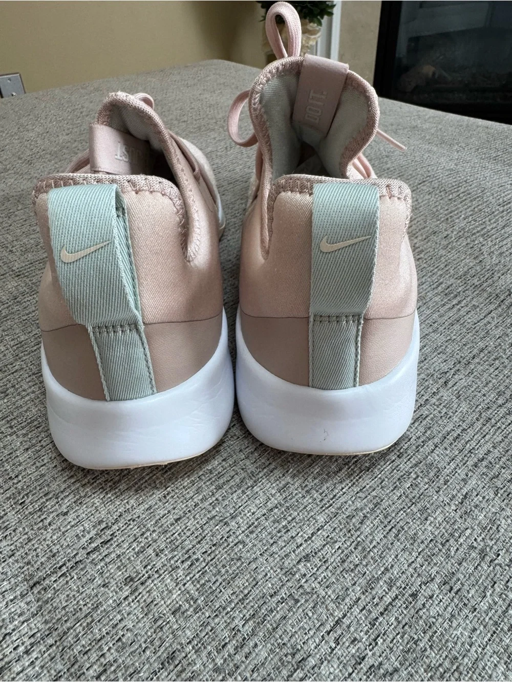 new Nike Women’s Blush Pink Lightweight Running Sneakers size 11